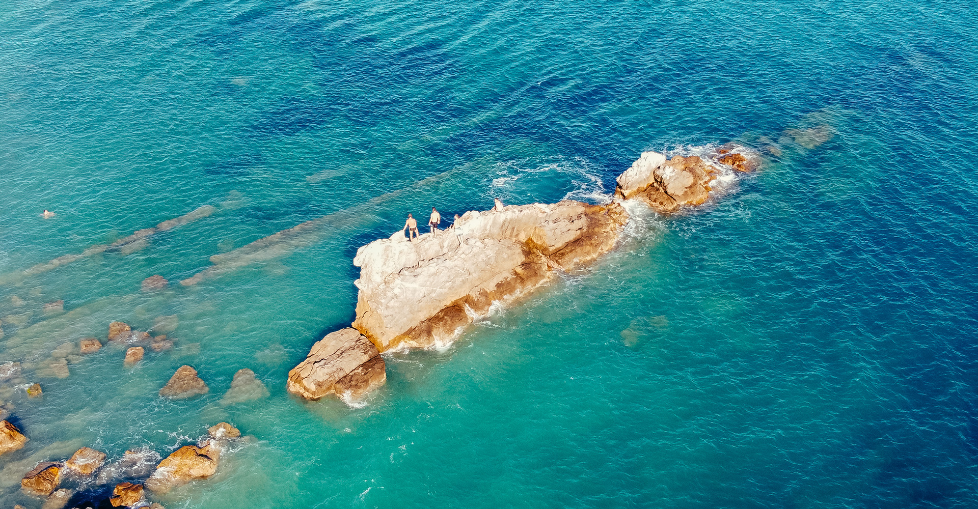 Lo scoglio della Galeazza, nell'omonima spiaggia di Borgo Peri a Imperia Oneglia