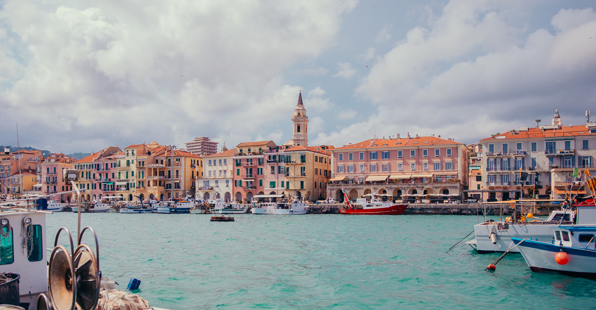 Veduta dal mare di Calata Cuneo, Imperia Oneglia