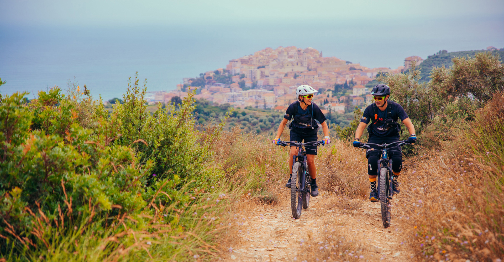 Mountain bike nei sentieri dell'entroterra