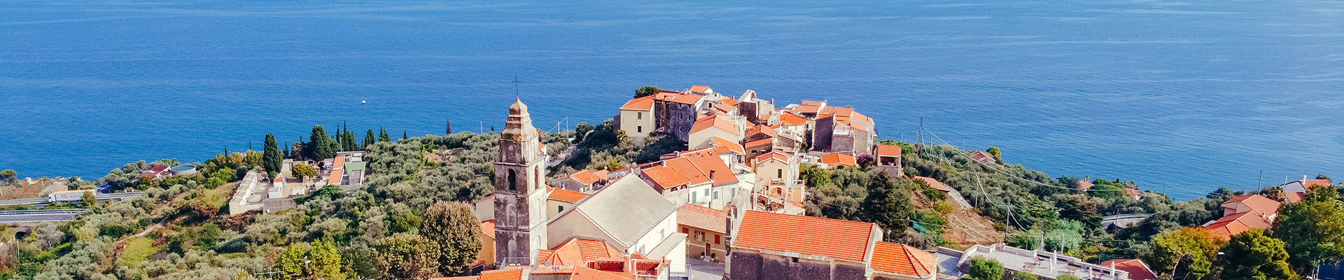 Cipressa, una terrazza sul mare