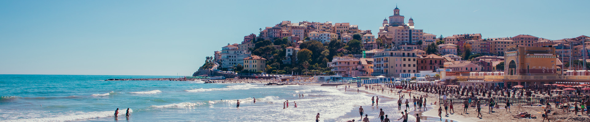 Le spiagge di Borgo Marina viste dai moli del porto turistico, Imperia Porto Maurizio